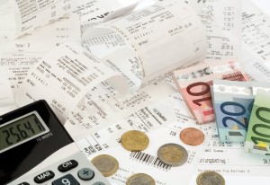 Taschenrechner, Kassenbons und Geld, Symbolfoto für Sparen, Kaufkraft und Inflation